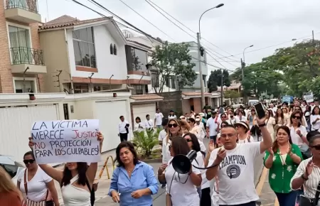 Ciudadanos protestan en exteriores del colegio Liceo Naval Almirante Guise exigi