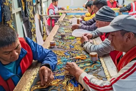 Internos confeccionan trajes para La Candelaria