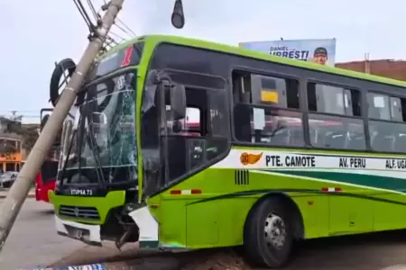 Bus de Etupsa 73 choc� y derrib� un poste de luz