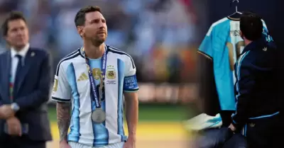 Messi mostr� el dise�o la nueva camiseta.