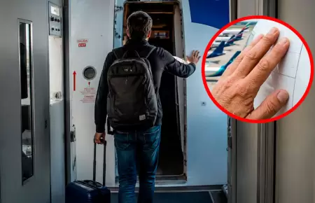 �Por qu� tocan el avi�n antes de viajar?
