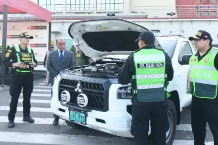 Mininter entrega 43 camionetas a la PNP