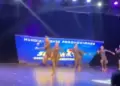 La pantalla cay� sobre las bailarinas.