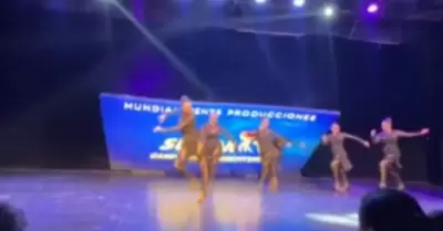 La pantalla cay� sobre las bailarinas.
