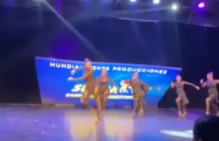 La pantalla cay� sobre las bailarinas.