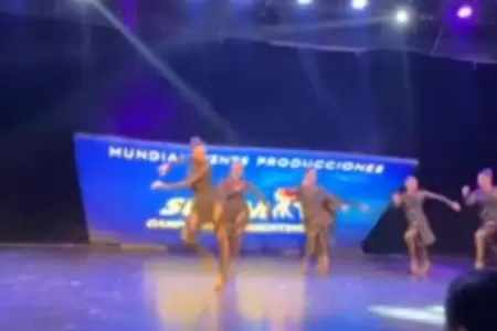La pantalla cay� sobre las bailarinas.