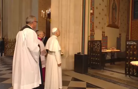 Papa Le�n XIV se detuvo ante el Se�or de los Milagros en Notre-Dame