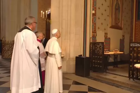 Papa Le�n XIV se detuvo ante el Se�or de los Milagros en Notre-Dame