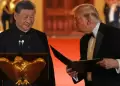 Donald Trump obsequia una estatua de �guila calva a Xi Jinping durante una cena estatal en la Casa Blanca