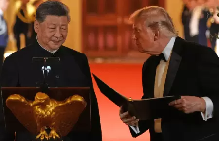Donald Trump obsequia una estatua de �guila calva a Xi Jinping