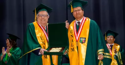 Velarde recibe otro Honoris Causa