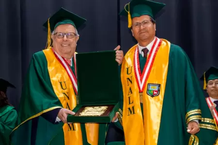 Velarde recibe otro Honoris Causa