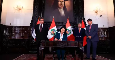 Presidenta Keiko Fujimori firm� decreto que autoriza aumento del RMV.