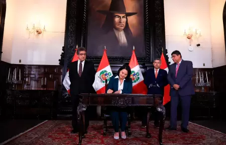 Presidenta Keiko Fujimori firm� decreto que autoriza aumento del RMV.