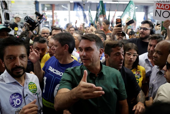 Fl�vio Bolsonaro durante acto de campa�a en S�o Paulo