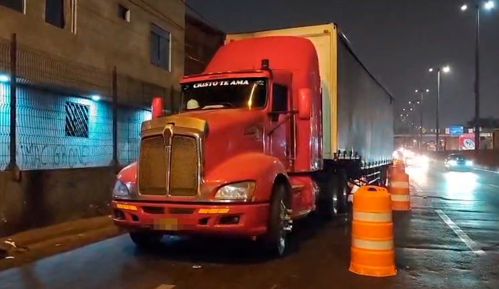 Conductor del tráiler fue trasladado a la comisaría para las diligencias respectivas tras el accidente en el Rímac.