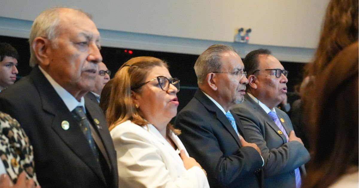 CMP condecora a Zulema Torres, presidenta de EsSalud.