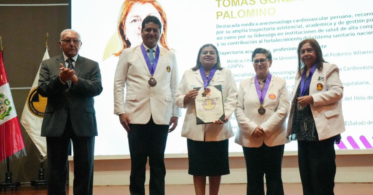 CMP condecora a Zulema Torres, presidenta de EsSalud.