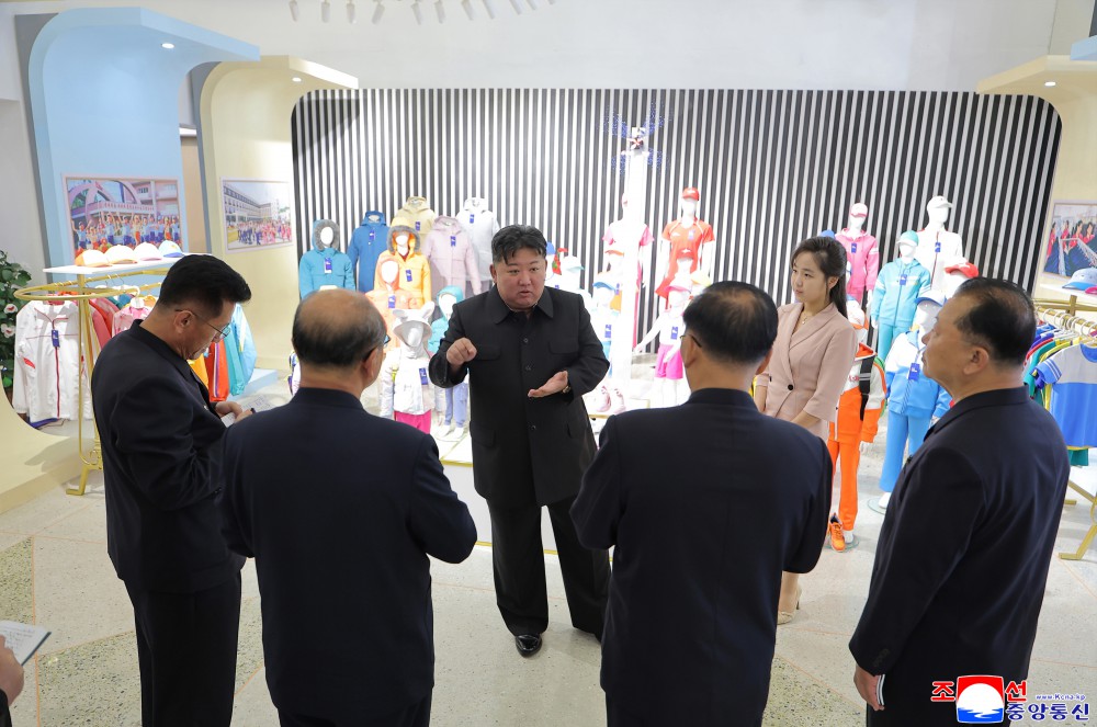 Kim Jong-un dialogando con autoridades