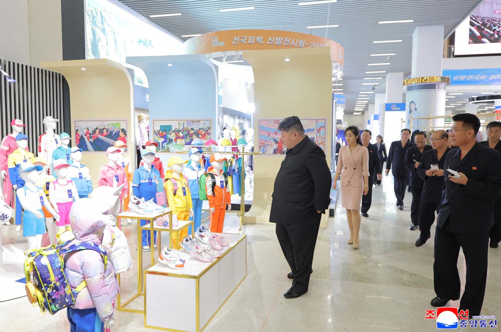 Kim Jong-un observando prendas de vestir para ni�os