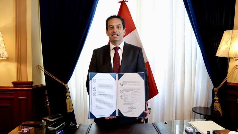 Miguel Torres firma la autógrafa aprobada en el Pleno.