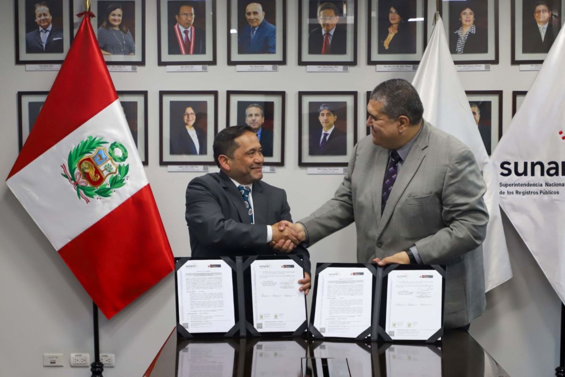 Armando Subauste de Sunarp y Luis Alem�n de Minedu d�ndose un saludo.