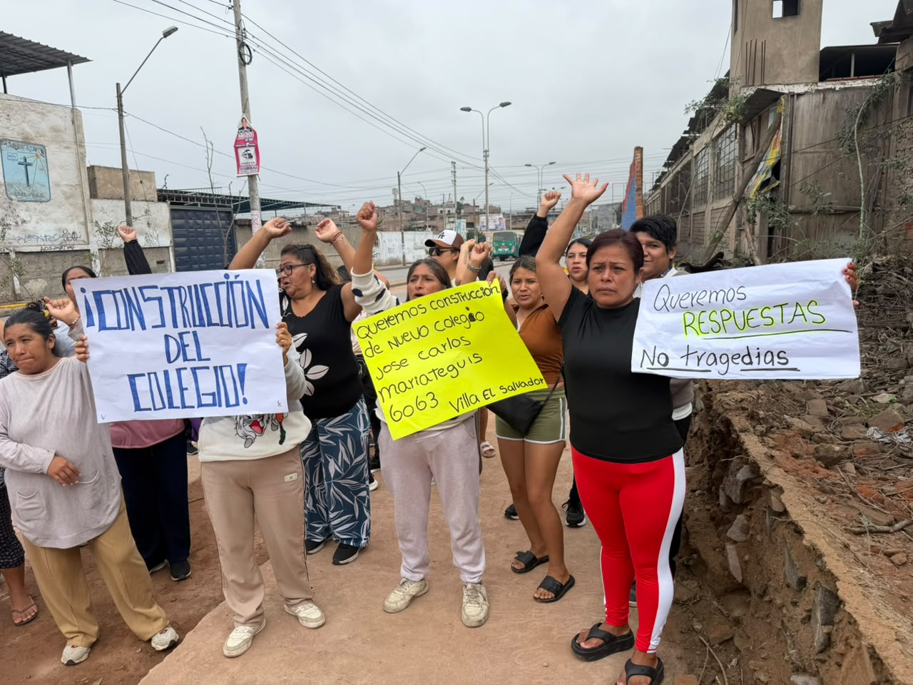 Plant�n de madres de familia pidiendo atenci�n a las autoridades