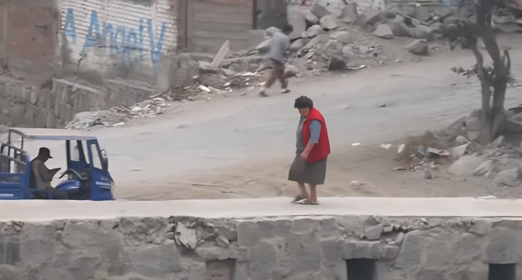 Personas usan diques de quebrada Quirio, en Chosica, como puentes