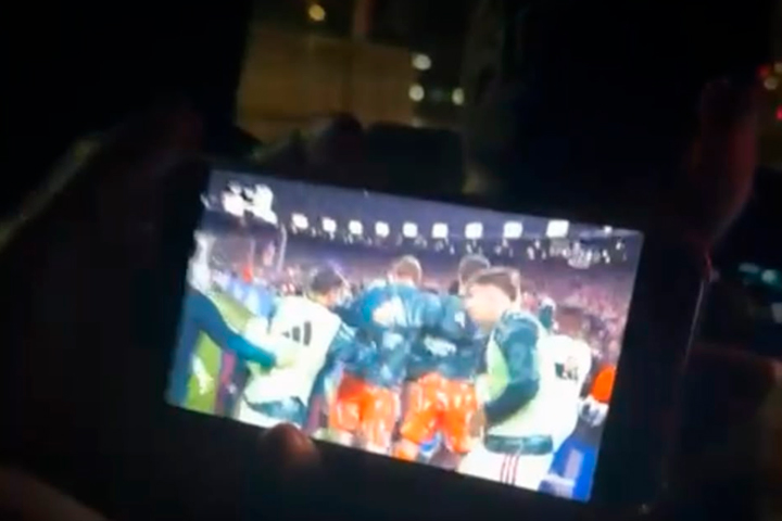 Padre e hijo terminaron de ver partido en un celular.