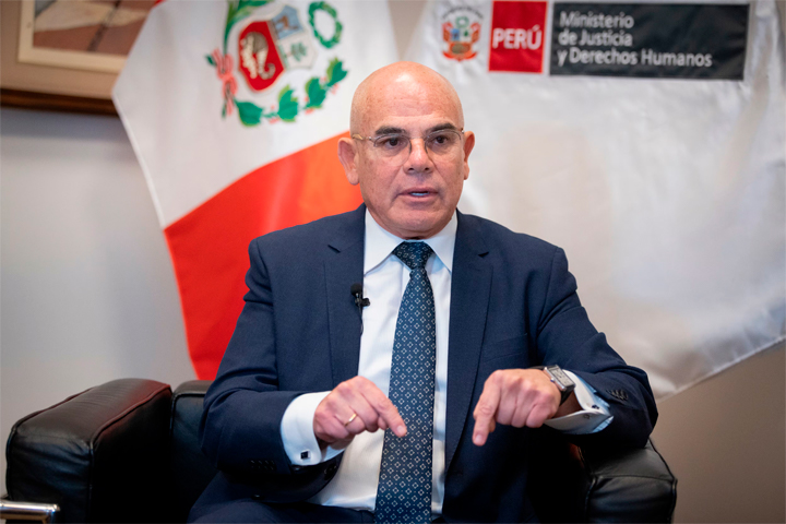 Ernesto �lvarez.