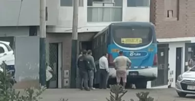 Bus qued� empotrado contra negocio en la ma�ana.