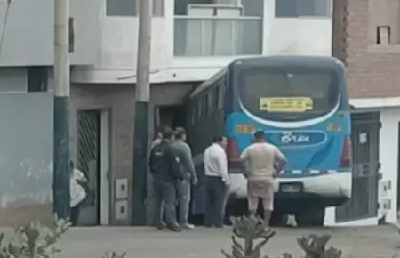 Bus qued� empotrado contra negocio en la ma�ana.