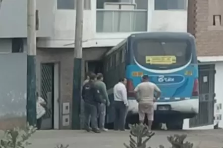 Bus qued� empotrado contra negocio en la ma�ana.