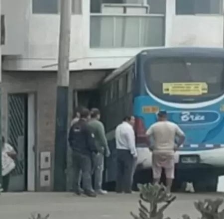 Bus qued� empotrado contra negocio en la ma�ana.