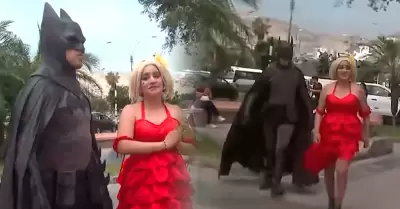 Ciudadanos van a votar disfrazados de Batman y Harley Quinn.