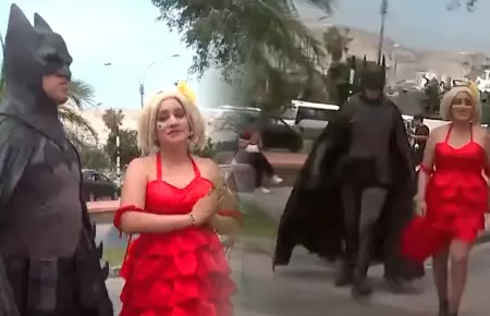 Ciudadanos van a votar disfrazados de Batman y Harley Quinn.