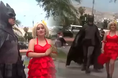 Ciudadanos van a votar disfrazados de Batman y Harley Quinn.