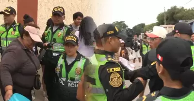 Polic�a retira a revendedores previo al concierto de BTS.