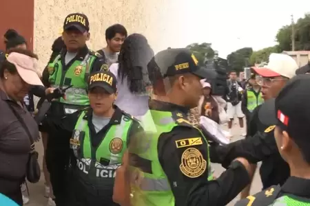Polic�a retira a revendedores previo al concierto de BTS.