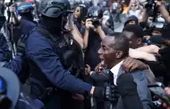 Alcalde francés se interpone entre policías y estudiantes y termina afectado por gases lacrimógenos