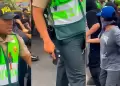 Polic�a saca su arma y amenaza con disparar a estudiantes de la PUCP durante una protesta en los exteriores