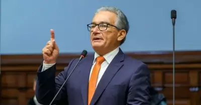 Senador de Fuerza Popular declara sobre facultades legislativas