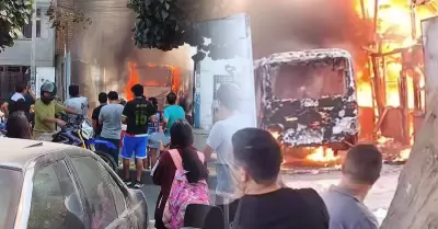 Bomberos acudieron para atender la emergencia.