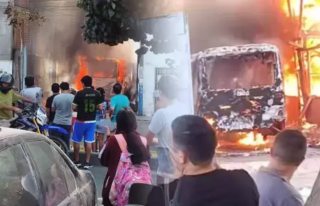 Bomberos acudieron para atender la emergencia.