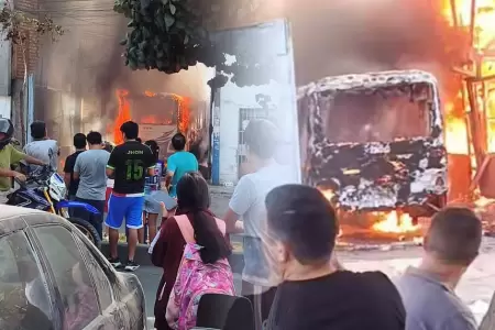 Bomberos acudieron para atender la emergencia.