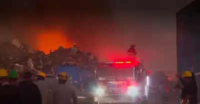 Incendio en dep�sito de reciclaje de Villa El Salvador.