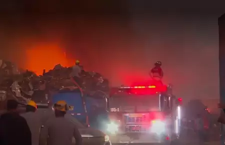 Incendio en dep�sito de reciclaje de Villa El Salvador.