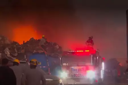 Incendio en dep�sito de reciclaje de Villa El Salvador.