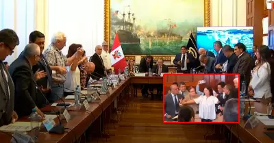 Senadora interrumpi� la sesi�n para realizar breve gesto.