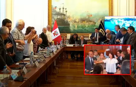 Senadora interrumpi� la sesi�n para realizar breve gesto.
